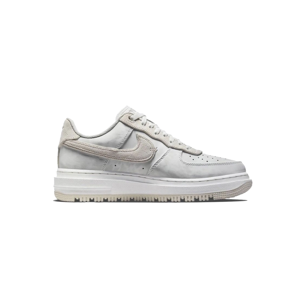 Nike Air Force 1 Luxe Triple White DD9605-100